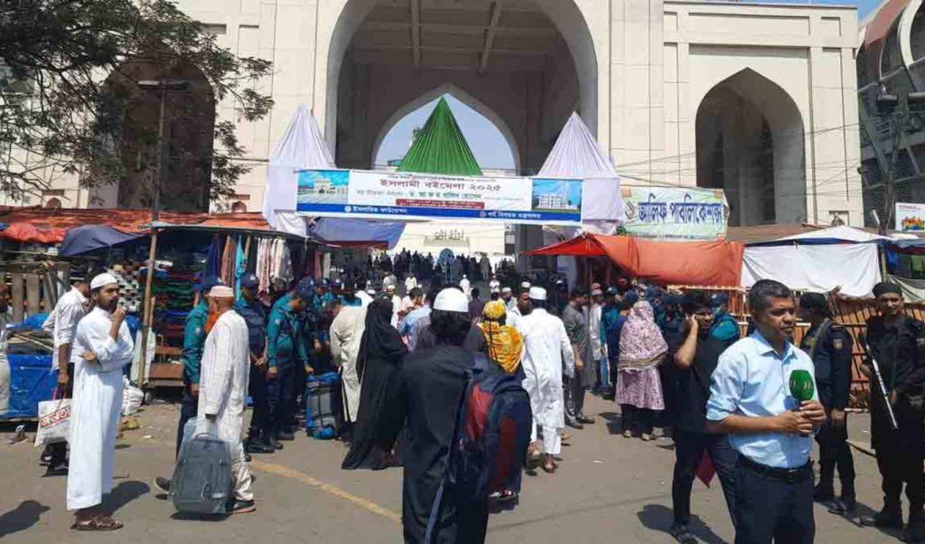 বায়তুল মোকাররম ঘিরে পুলিশের সতর্ক অবস্থান 2 image 1360x800 14 1741330400 বায়তুল মোকাররম ঘিরে পুলিশের সতর্ক অবস্থান