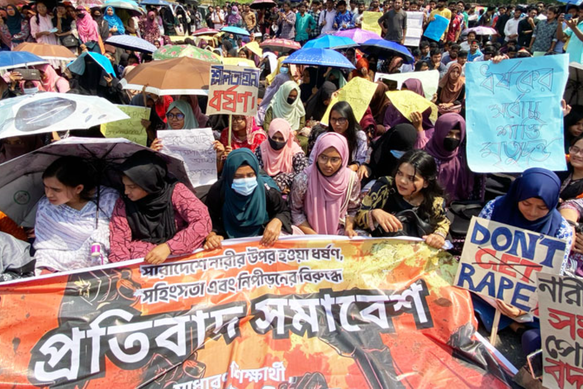 ধর্ষকদের শাস্তির দাবিতে মহাসড়ক অবরোধ রাবি শিক্ষার্থীদের