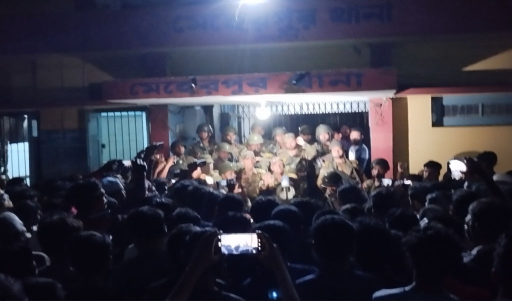 শিশু ধর্ষণ মামলার আসামিকে বাঁচানোর চেষ্টা এসআইয়ের, থানা ঘেরাও 4 image 1360x800 1 1741921186 শিশু ধর্ষণ মামলার আসামিকে বাঁচানোর চেষ্টা এসআইয়ের, থানা ঘেরাও