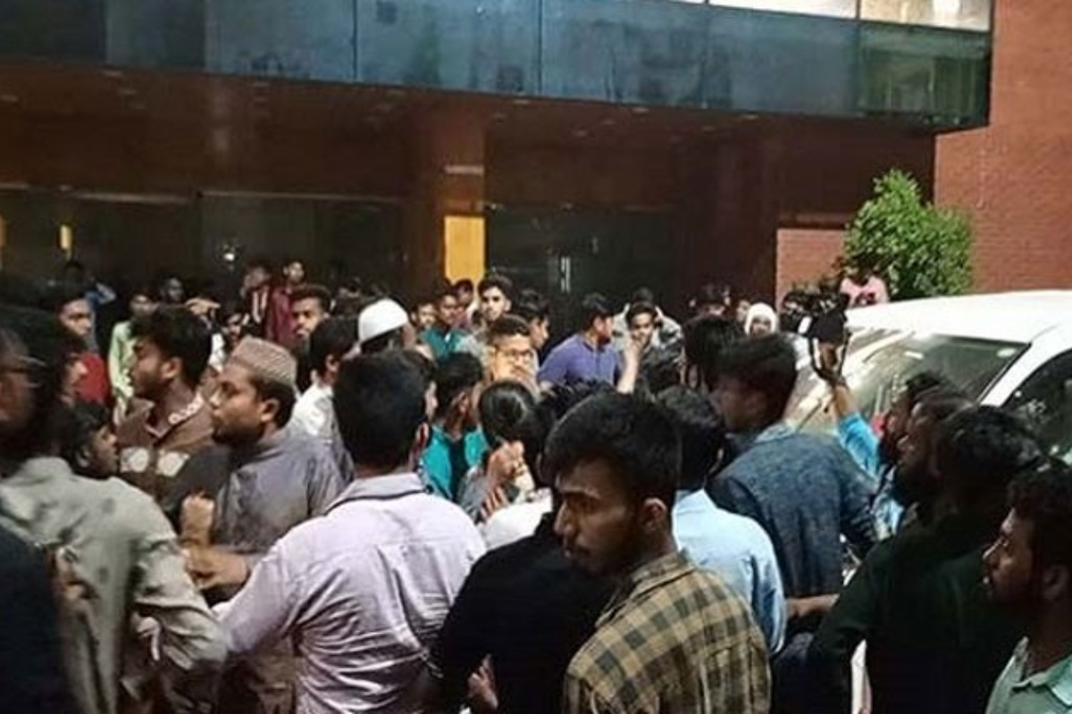 বরিশালে নাহিদের সামনেই দুই গ্রুপের হাতাহাতি
