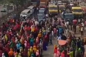 ছুটি ও বোনাসের দাবিতে গাজীপুরে পোশাক শ্রমিকদের বিক্ষোভ