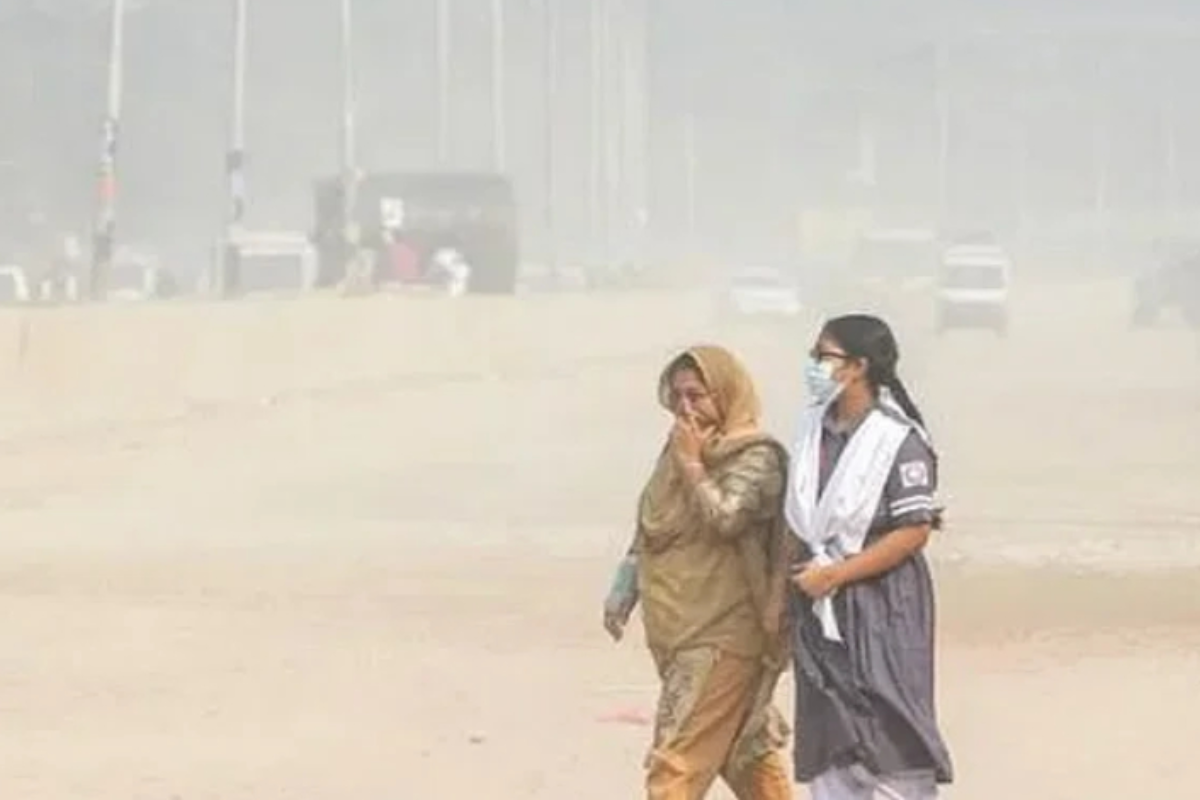একদিন পর আবারও বায়ু দূষণে শীর্ষে ঢাকা, বাতাস ‘খুব অস্বাস্থ্যকর’