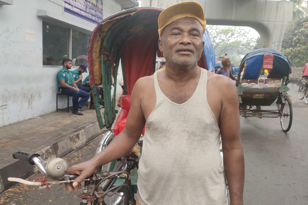প্যাডেলে আয় কমেছে রাজধানীর রিকশা চালকদের, টানাপোড়ন সংসারে!