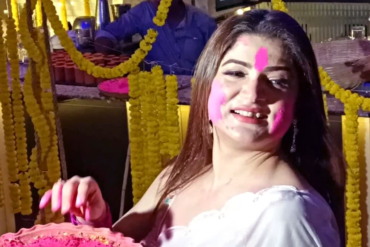 ‘আমাকে বেশি করে রঙ মাখাও’