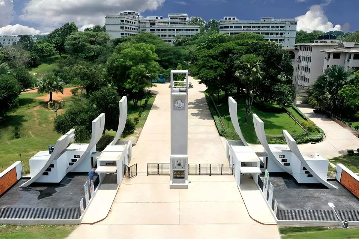 কুবিতে গাঁজা সেবনরত অবস্থায় তরুণ আটক