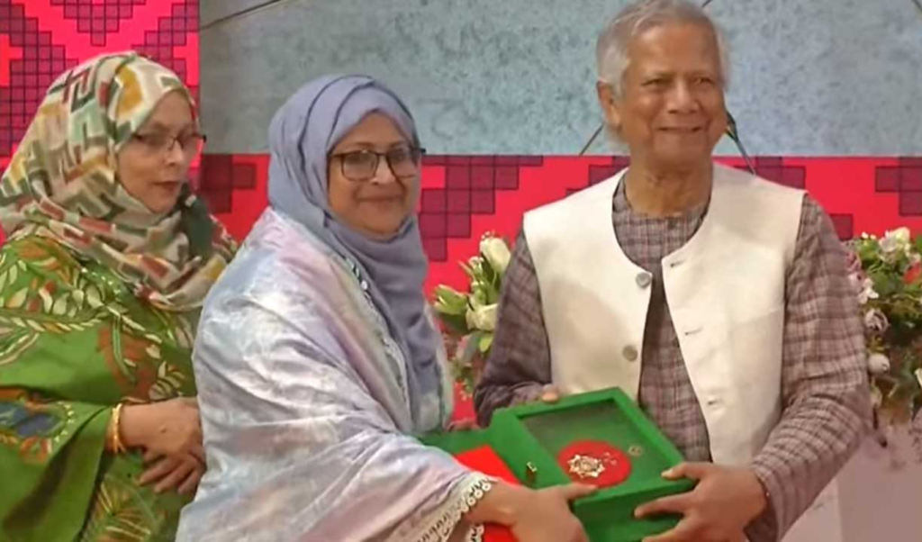 স্বাধীনতা পুরস্কার তুলে দিলেন প্রধান উপদেষ্টা 3 image 1360x800 77 1742883147 স্বাধীনতা পুরস্কার তুলে দিলেন প্রধান উপদেষ্টা