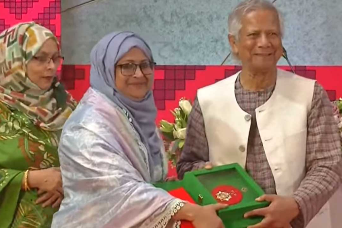 স্বাধীনতা পুরস্কার তুলে দিলেন প্রধান উপদেষ্টা