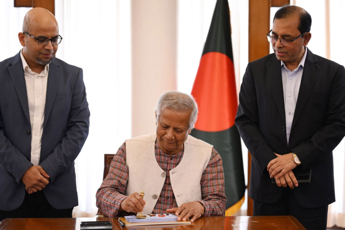 স্বাধীনতা দিবসের ডাকটিকিট অবমুক্ত করলেন প্রধান উপদেষ্টা