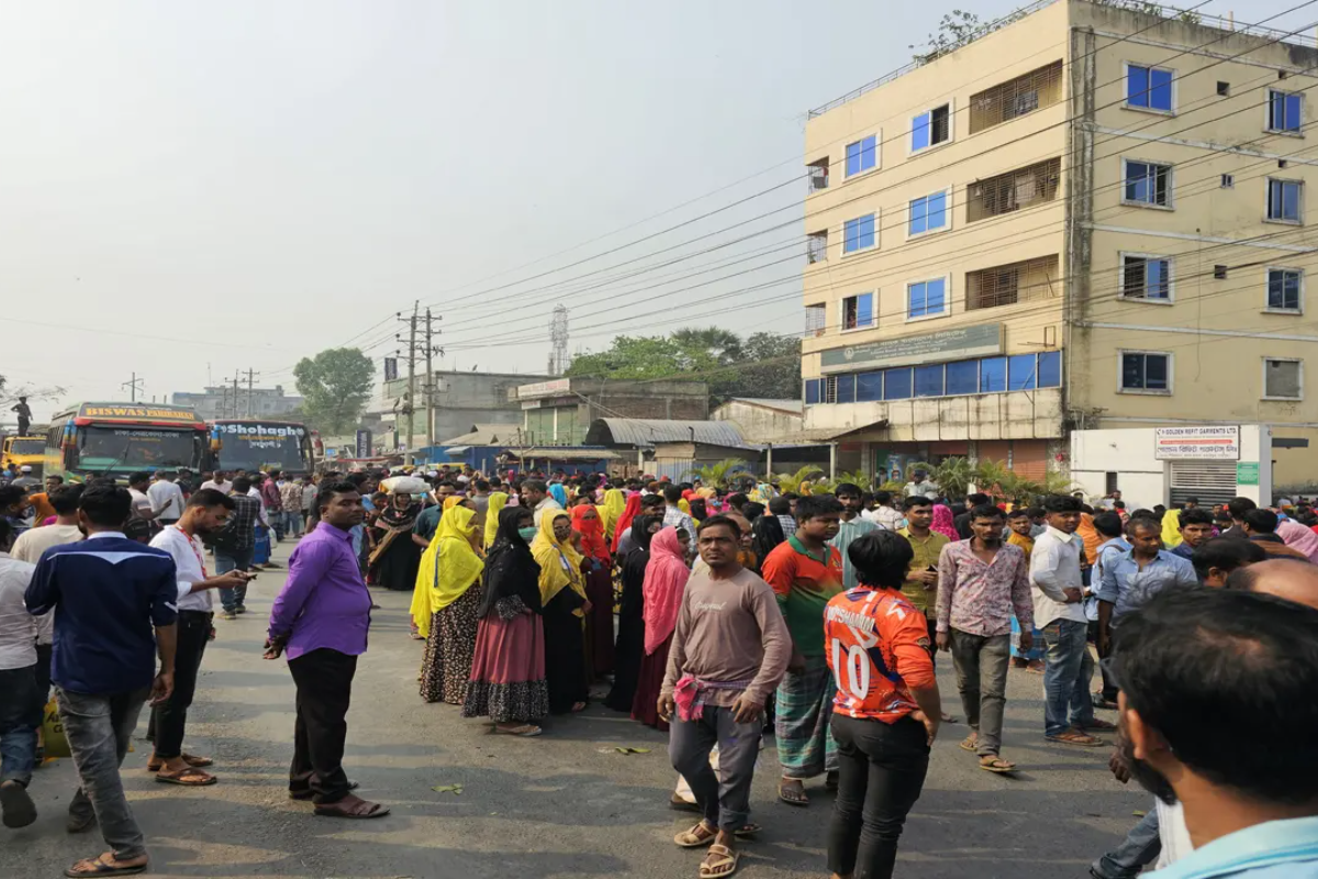 শ্রমিক নিহতের ঘটনায় ঢাকা-ময়মনসিংহ মহাসড়ক অবরোধ