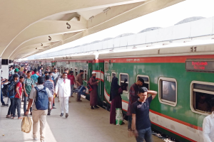 ট্রেনে স্বস্তিতে বাড়ি ফিরছে মানুষ, নেই শিডিউল বিপর্যয়