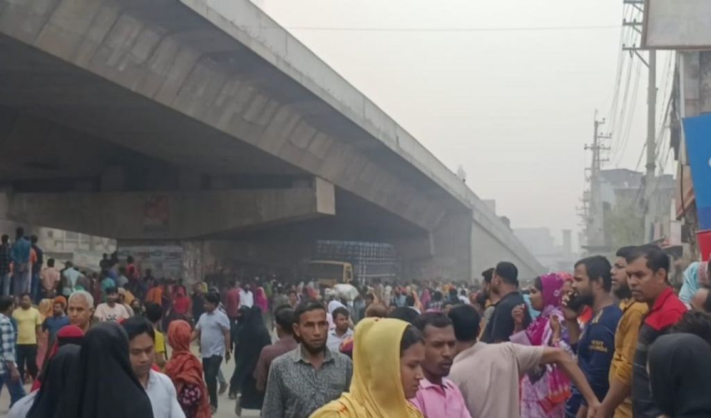 গাজীপুরে নারী পোশাকশ্রমিকের মৃত্যুর ঘটনায় মহাসড়ক অবরোধ 3 image 1360x800 8 1740981044 গাজীপুরে নারী পোশাকশ্রমিকের মৃত্যুর ঘটনায় মহাসড়ক অবরোধ