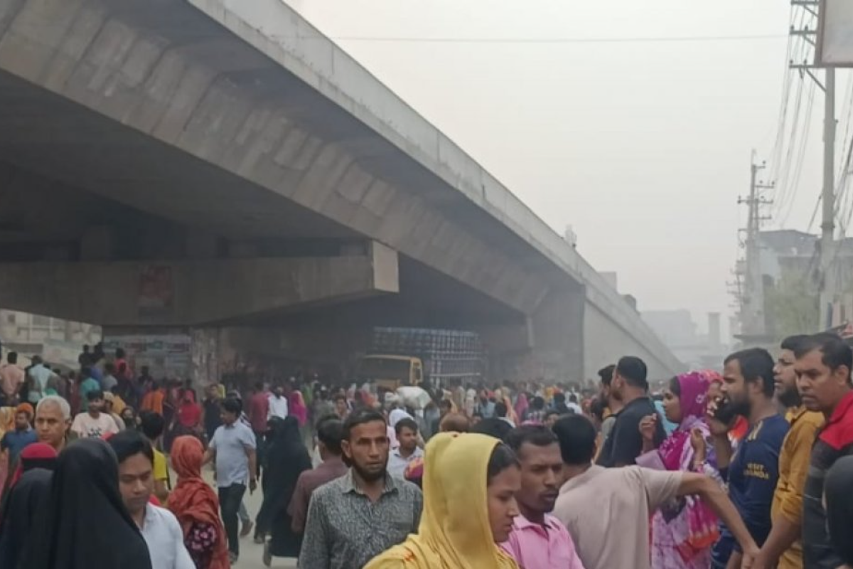 গাজীপুরে নারী পোশাকশ্রমিকের মৃত্যুর ঘটনায় মহাসড়ক অবরোধ