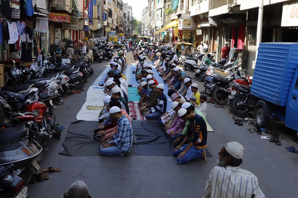 জুমা ও ঈদের নামাজ রাস্তায় পড়লে পাসপোর্ট বাতিল