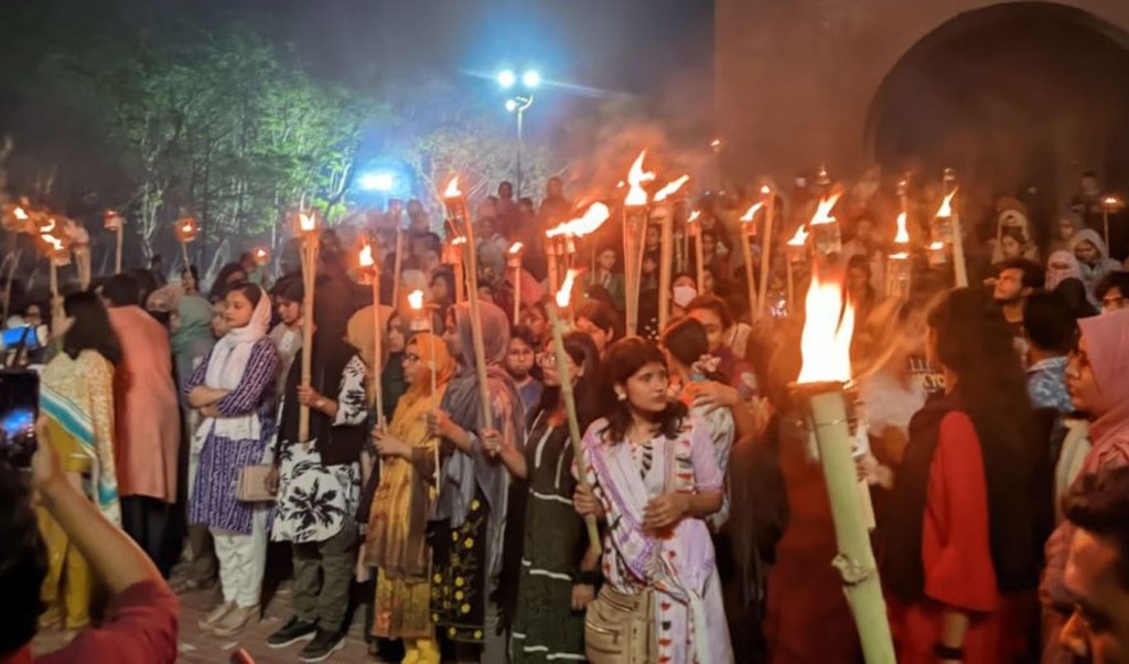 ধর্ষকের বিচারের দাবিতে রাতে জাবি শিক্ষার্থীদের মহাসড়ক অবরোধ 3 ju 1741573465 ধর্ষকের বিচারের দাবিতে রাতে জাবি শিক্ষার্থীদের মহাসড়ক অবরোধ