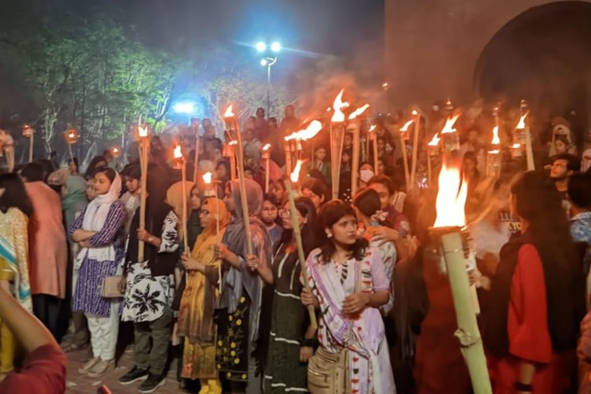 ধর্ষকের বিচারের দাবিতে রাতে জাবি শিক্ষার্থীদের মহাসড়ক অবরোধ