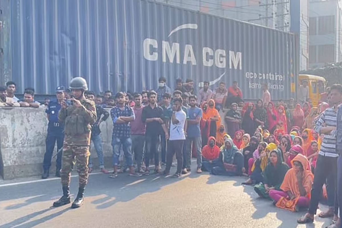 গাজীপুরে হঠাৎ কারখানা বন্ধ, মহাসড়ক অবরোধ করে শ্রমিকদের বিক্ষোভ