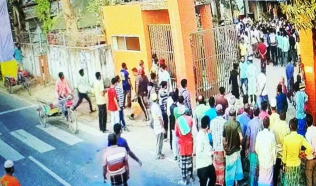 ket 1742353146 আসামীদের ছাড়িয়ে আনতে জয়পুরহাটের ক্ষেতলাল থানায় হামলা, পুলিশসহ আহত ৫