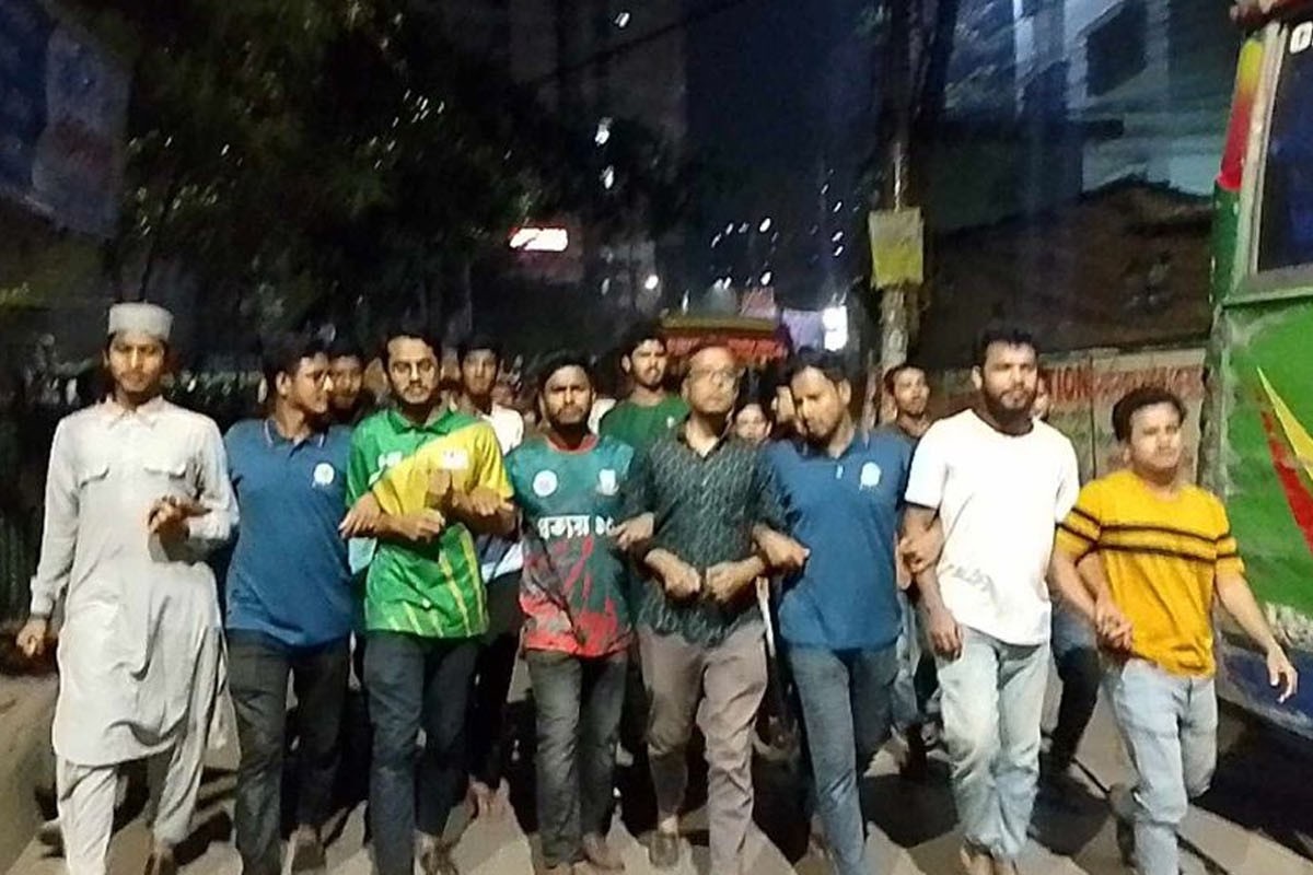 লাকি আক্তারকে গ্রেপ্তারের দাবিতে মধ্যরাতে উত্তাল জবি ক্যাম্পাস