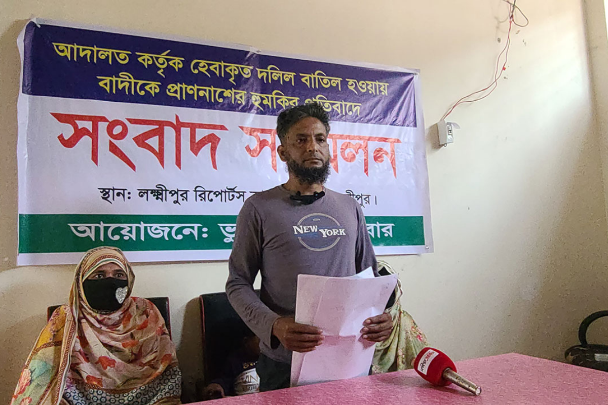 আদালতের রায় বিরুদ্ধে যাওয়ায় বাদীকে হত্যার হুমকি
