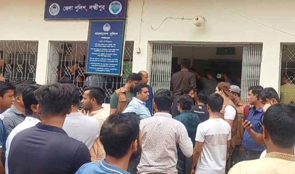 laxmipur 1742647039 লক্ষ্মীপুরে থানার ভেতরে ছাত্রদল নেতার বিরুদ্ধে হামলার অভিযোগ, আহত ২ শিক্ষার্থী