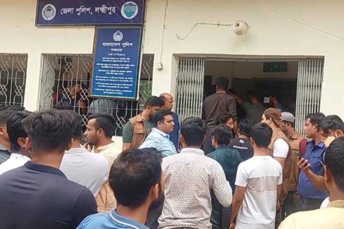 লক্ষ্মীপুরে থানার ভেতরে ছাত্রদল নেতার বিরুদ্ধে হামলার অভিযোগ, আহত ২ শিক্ষার্থী