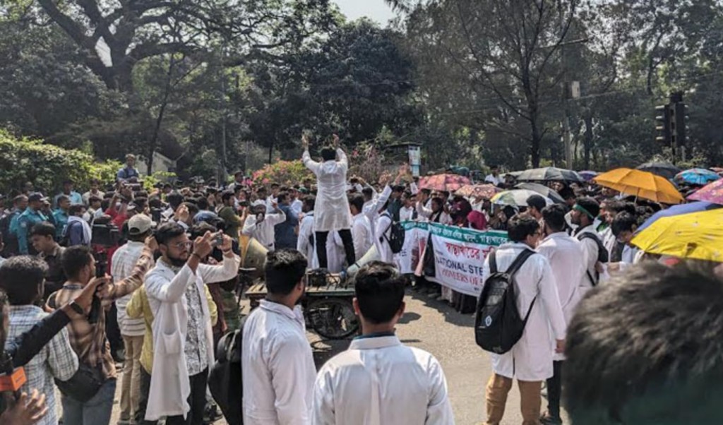 দাবি আদায়ে চিকিৎসকদের ১৫ সদস্যদের প্রতিনিধি দল স্বাস্থ্য মন্ত্রণালয়ে 3 medical student 1741772481 দাবি আদায়ে চিকিৎসকদের ১৫ সদস্যদের প্রতিনিধি দল স্বাস্থ্য মন্ত্রণালয়ে