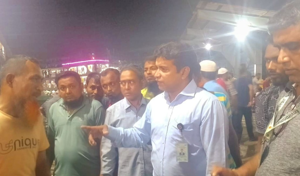 নদী দূষণ রোধে সদরঘাটে মোবাইল কোর্ট: আবর্জনা নদীতে ফেললে ব্যবস্থা 3 mobile 1743237888 নদী দূষণ রোধে সদরঘাটে মোবাইল কোর্ট: আবর্জনা নদীতে ফেললে ব্যবস্থা