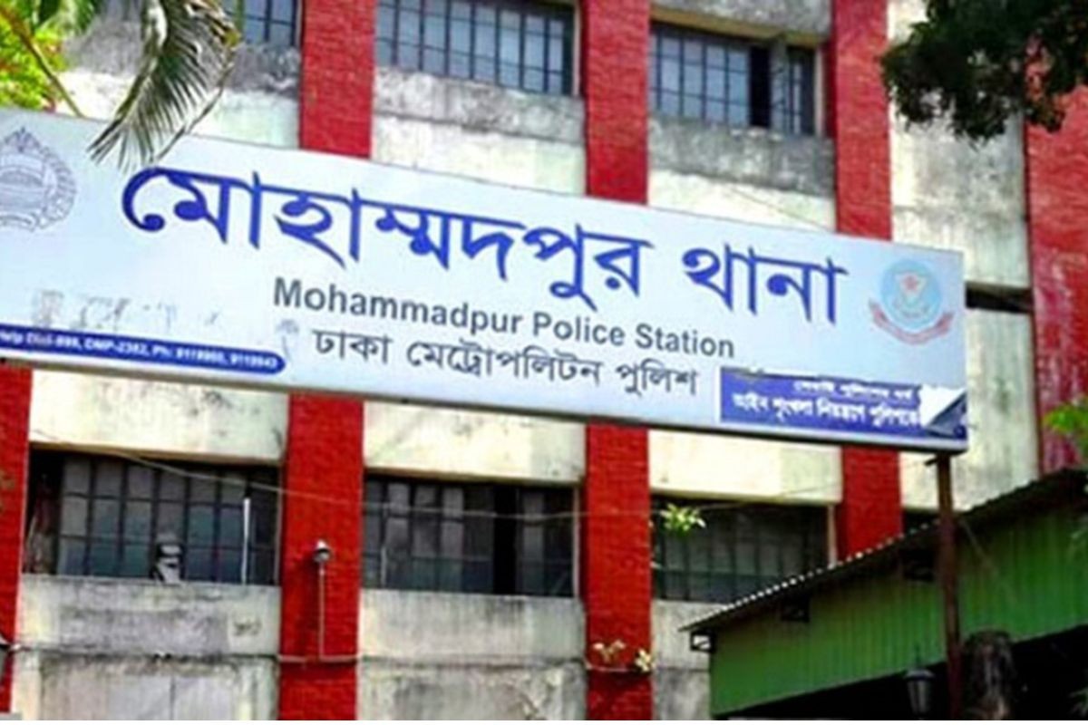 ধূমপান করায় স্থানীয়দের সঙ্গে বাকবিতণ্ডা, দুই তরুণীকে থানায় নিলো পুলিশ