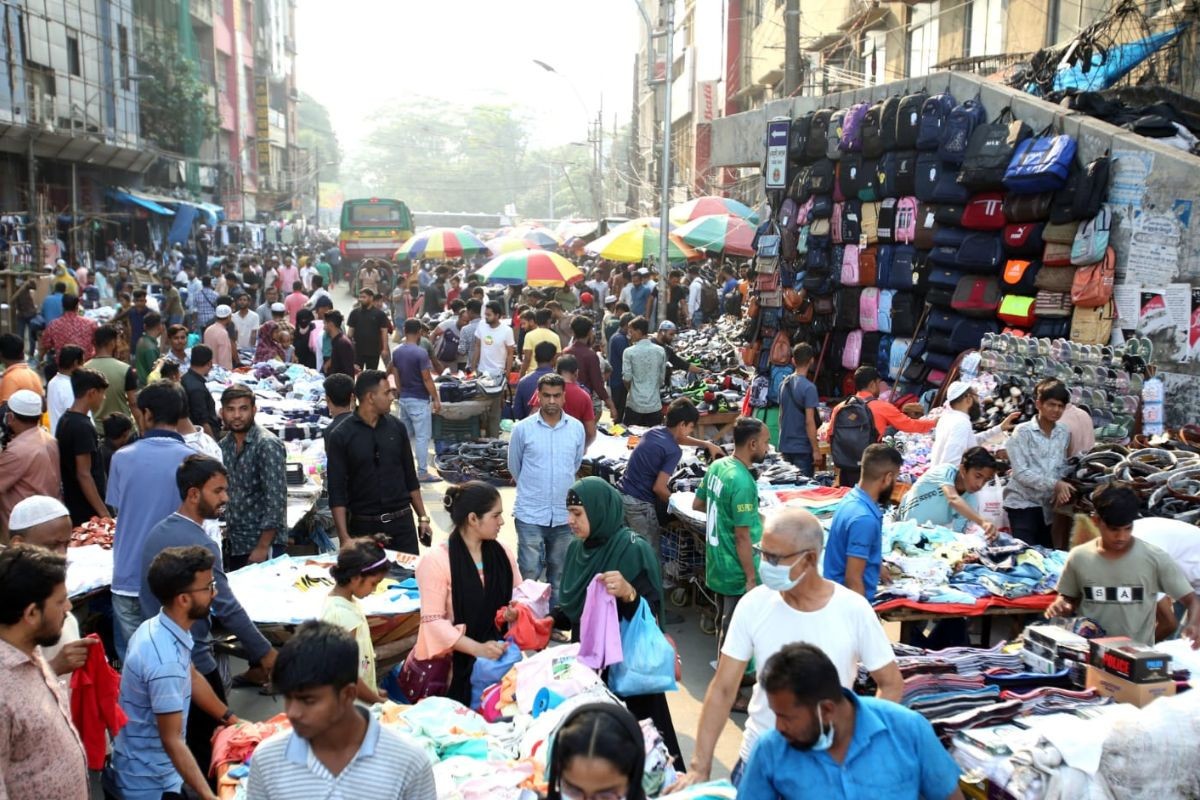 রাজধানীতে জমজমাট ফুটপাতের ঈদ বাজার