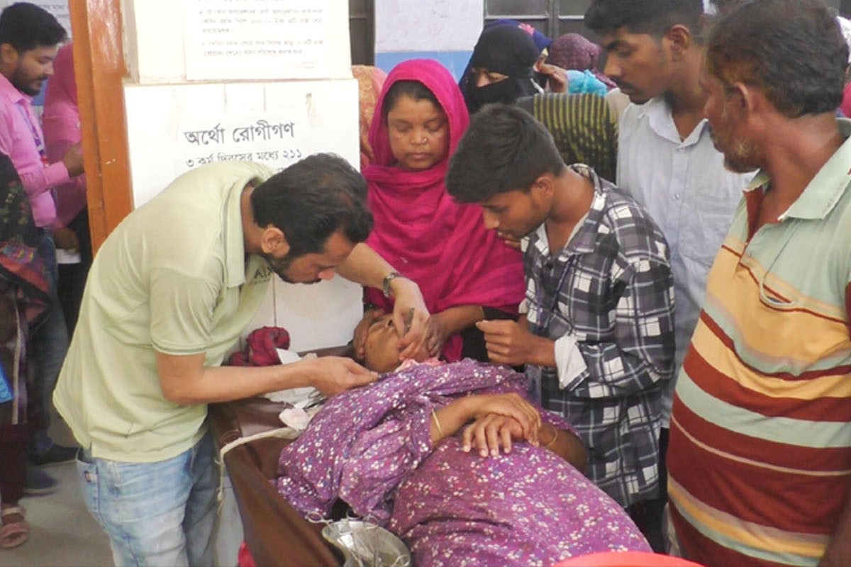 নড়াইলে ঋণের টাকা না তুলে দেওয়ায় স্ত্রীর গলায় ছুরি চালালেন স্বামী