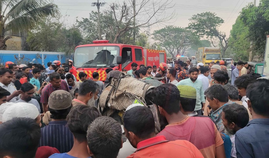 pabna ac 1742476971 পাবনায় বাস-সিএনজি সংঘর্ষে শিশুসহ নিহত ৫