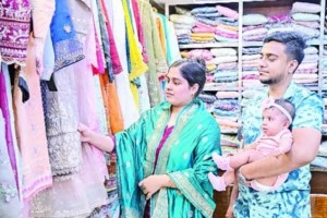 এবারের ঈদে ভারতীয় পোশাকের বাজার দখল করেছে পাকিস্তান