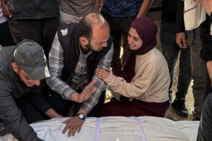 গাজায় ইসরায়েলের হামলায় ৩ সাংবাদিকসহ নিহত অন্তত ১২