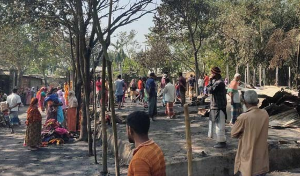 আগুনে পুড়ল ৯ পরিবারের ২৫ ঘর 5 pirgong 1741011577 আগুনে পুড়ল ৯ পরিবারের ২৫ ঘর