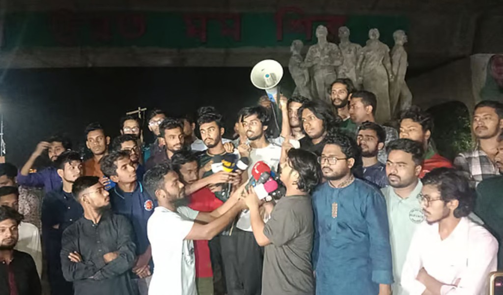 raju 1742525747 'অবিলম্বে আওয়ামী লীগ নিষিদ্ধকরণ করতে হবে' মধ্যরাতে ঢাবিতে একদল শিক্ষার্থীর স্লোগান