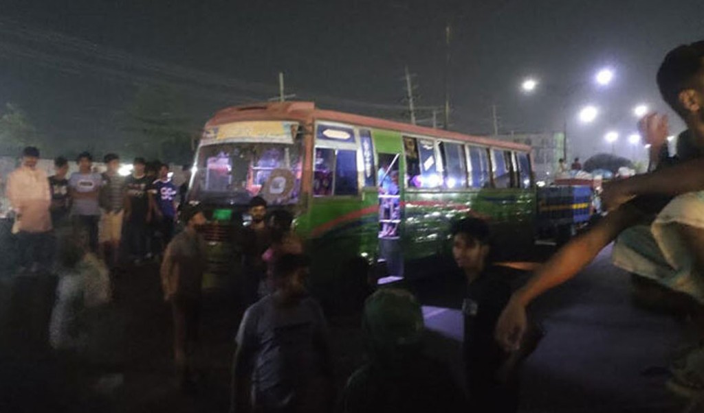 রাতে বকেয়া বেতনের দাবিতে সাভারে মহাসড়ক অবরোধ, দীর্ঘ যানজট 3 road 1740973800 রাতে বকেয়া বেতনের দাবিতে সাভারে মহাসড়ক অবরোধ, দীর্ঘ যানজট