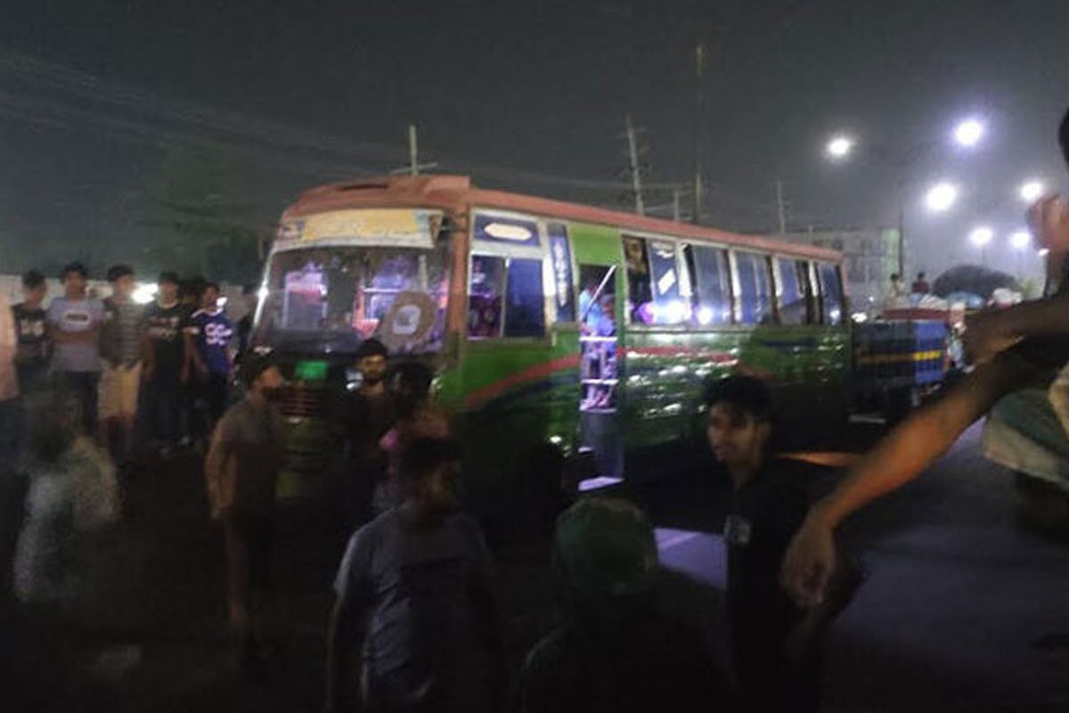 রাতে বকেয়া বেতনের দাবিতে সাভারে মহাসড়ক অবরোধ, দীর্ঘ যানজট