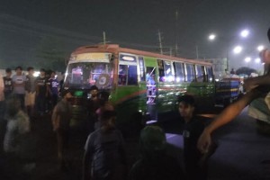 রাতে বকেয়া বেতনের দাবিতে সাভারে মহাসড়ক অবরোধ, দীর্ঘ যানজট