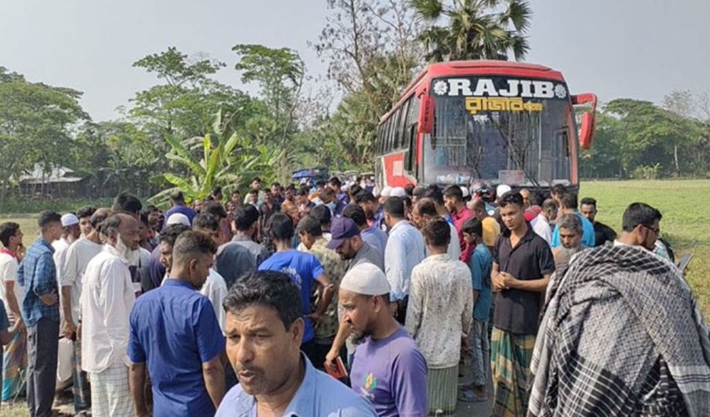 বরগুনায় বাসচাপায় প্রাণ গেলো তিন ভাইয়ের 4 road 1743231733 বরগুনায় বাসচাপায় প্রাণ গেলো তিন ভাইয়ের