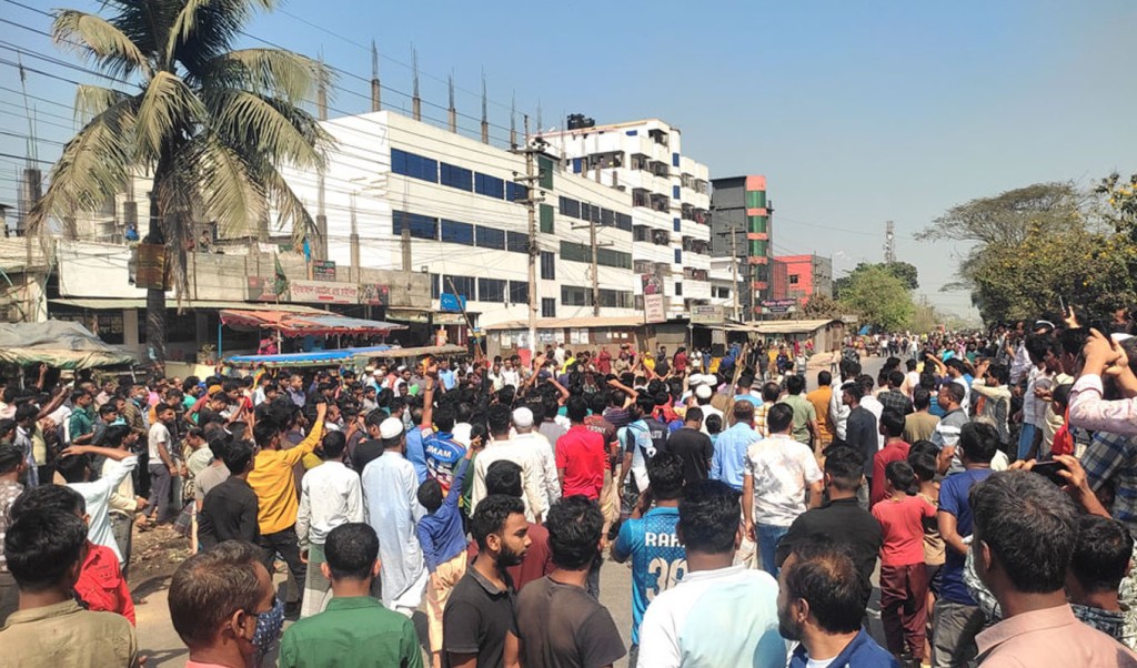 শ্রীপুরে অটোরিকশাচালকের হাত-পায়ের রগ কেটে হত্যা, মহাসড়ক অবরোধ 4 rog 1741070535 শ্রীপুরে অটোরিকশাচালকের হাত-পায়ের রগ কেটে হত্যা, মহাসড়ক অবরোধ
