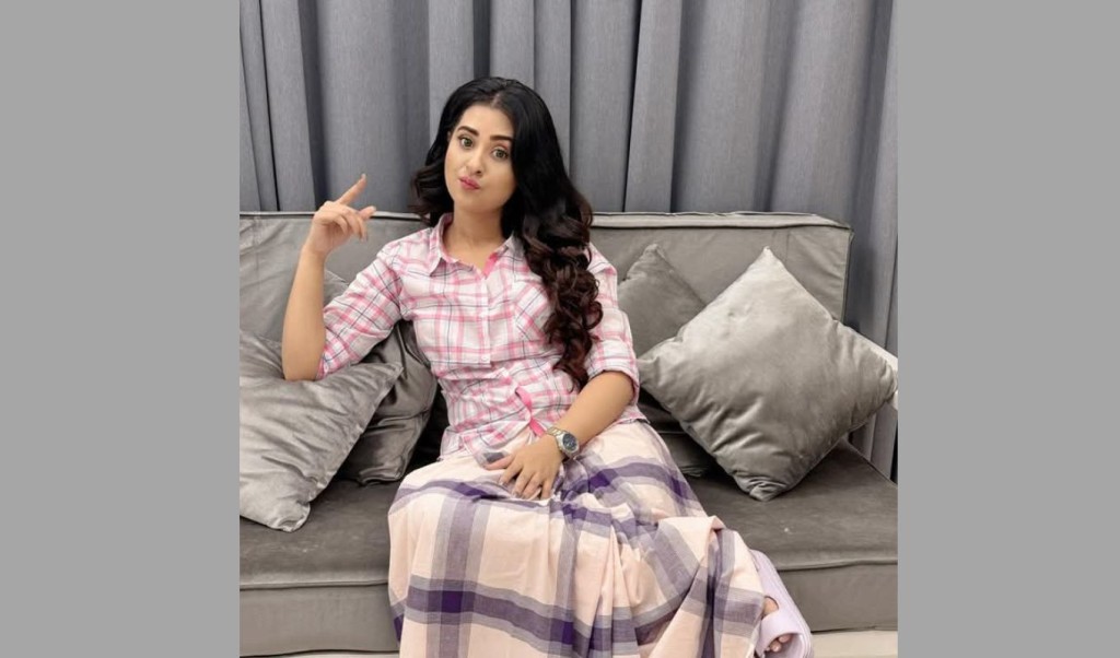 হঠাৎ লুঙ্গি পরে হাজির বুবলী, যে বর্তা দিলেন 2 sadeq 1 1742312247 হঠাৎ লুঙ্গি পরে হাজির বুবলী, যে বর্তা দিলেন