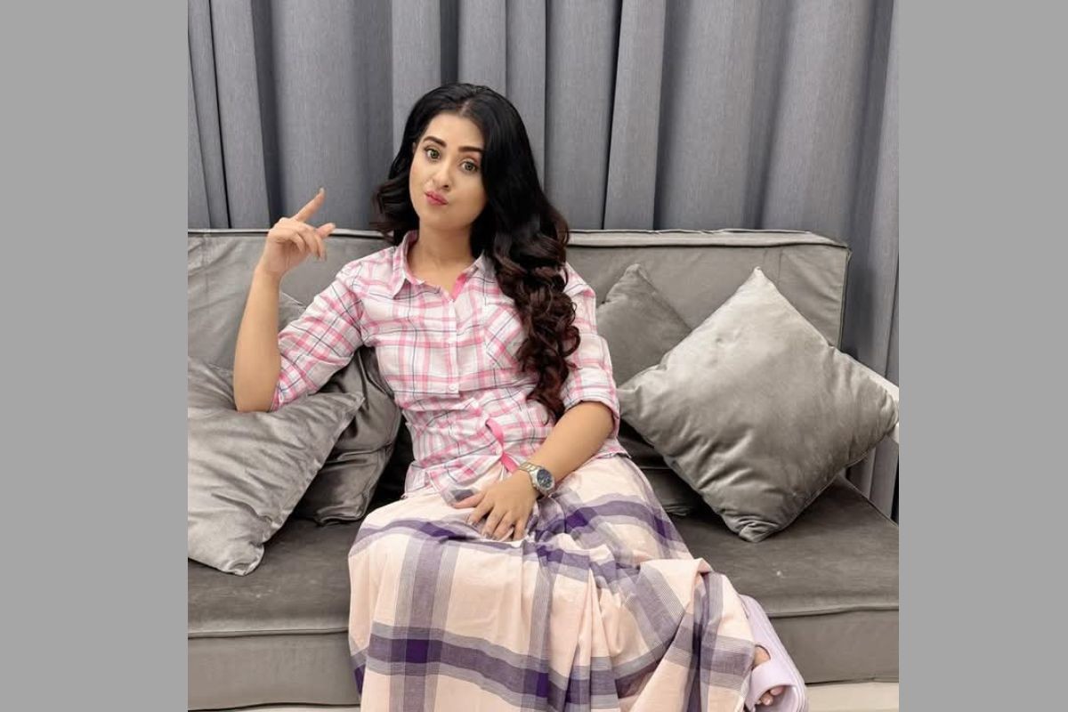 হঠাৎ লুঙ্গি পরে হাজির বুবলী, যে বর্তা দিলেন