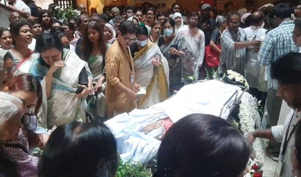 sanjida 1742973874 ছায়ানটে আনা হলো সন‌্জীদা খাতুনের মরদেহ, শ্রদ্ধা জানাতে আসছেন নানা শ্রেণি পেশার মানুষ