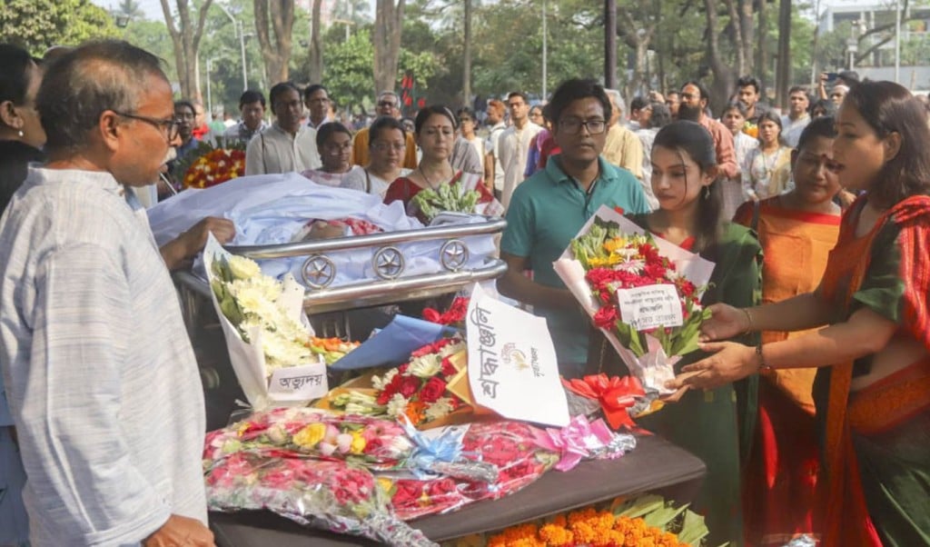 sanjida 1743004954 শহীদ মিনারে সন্‌জীদা খাতুনকে শেষ শ্রদ্ধা: সাংস্কৃতিক অঙ্গনের অগণিত শ্রদ্ধার্ঘ্য