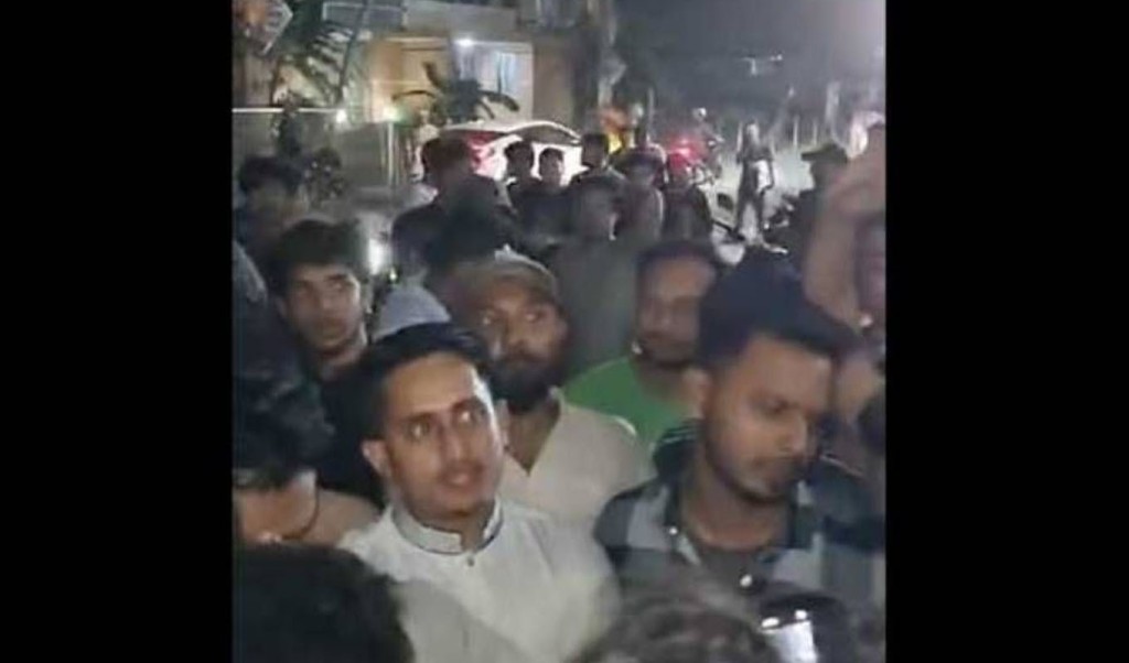 সারজিসের উপর প্রাইভেট বিশ্ববিদ্যালয় শিক্ষার্থীদের হামলা 4 sarjis2 1741229081 সারজিসের উপর প্রাইভেট বিশ্ববিদ্যালয় শিক্ষার্থীদের হামলা