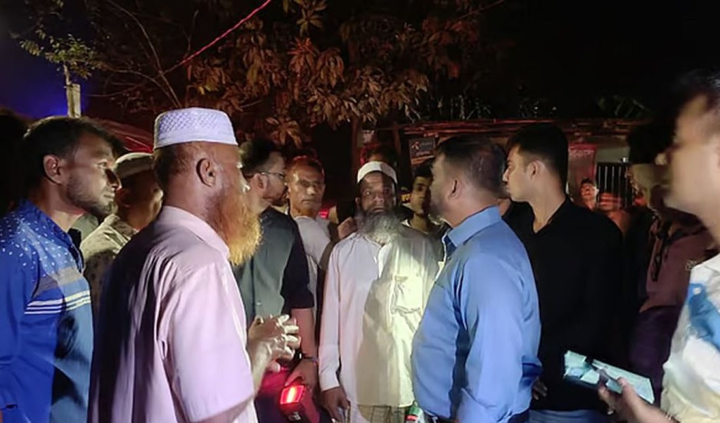 সাতকানিয়ায় ডাকাত সন্দেহে গণপিটুনি: নিহত ২, গুলিবিদ্ধ ৪ 3 satjkania 1741060063 সাতকানিয়ায় ডাকাত সন্দেহে গণপিটুনি: নিহত ২, গুলিবিদ্ধ ৪