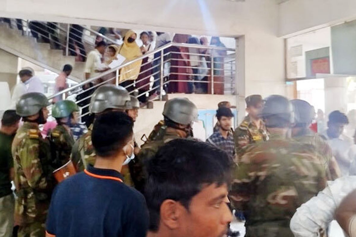 ঢাকা মেডিক্যাল থেকে ৭০ দালাল আটক