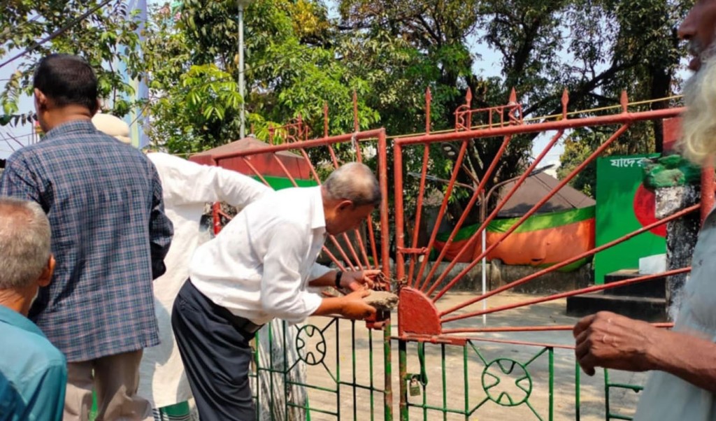 shahid 1743051160 সুনামগঞ্জে তালা ভেঙে শহিদ মিনারে পুস্পস্তবক অর্পণ