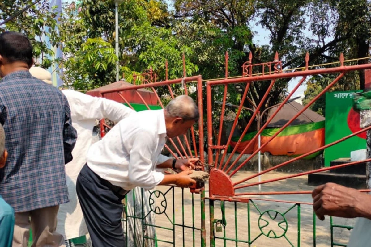 সুনামগঞ্জে তালা ভেঙে শহিদ মিনারে পুস্পস্তবক অর্পণ