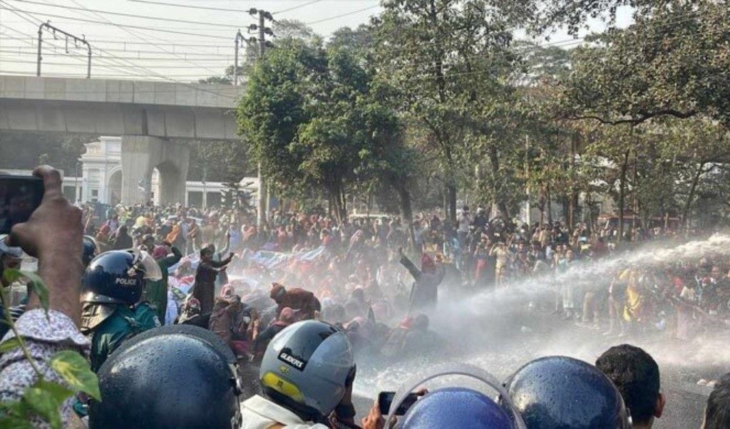 যমুনায় যাওয়ার চেষ্টা শিক্ষকদের, পুলিশের জলকামান-লাঠিচার্জ 4 teachers 1 1741771562 যমুনায় যাওয়ার চেষ্টা শিক্ষকদের, পুলিশের জলকামান-লাঠিচার্জ